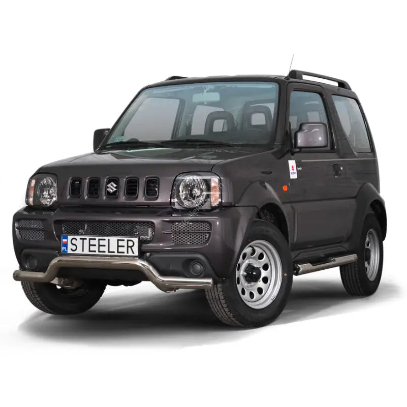 Frontbøyle på Suzuki Jimny 05-12 EC godkjent lav, sett skrått forfra med sølvfelger og bøyler.