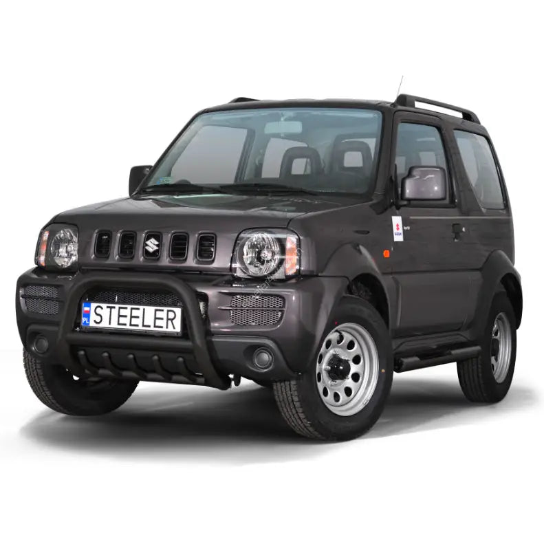 Kufanger til Suzuki Jimny 05-12 montert på svart SUV med robuste dekk, sett skrått forfra.