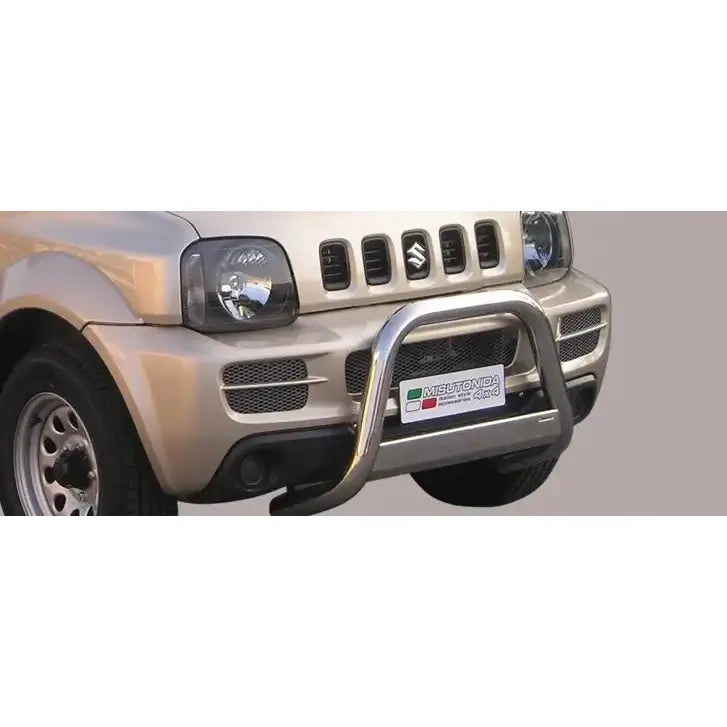 Frontbøyle til Suzuki Jimny 06-12 i polert metall montert foran grillen på beige SUV.