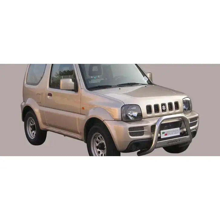 Frontbøyle på Suzuki Jimny 06-12 Medium Bar, sølvfarget, montert på beige SUV sett forfra.
