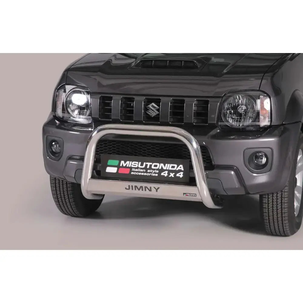 Frontbøyle Suzuki Jimny 12-17 EC godkjent medium mark montert på mørk SUV med synlig logo.