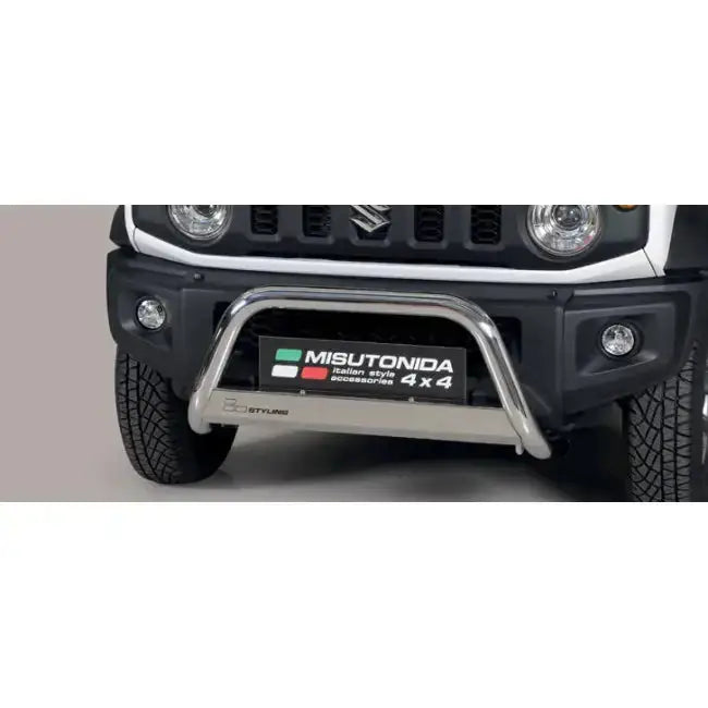 Frontbøyle Suzuki Jimny 2018 i polert metall montert på sort bil, sett rett forfra.