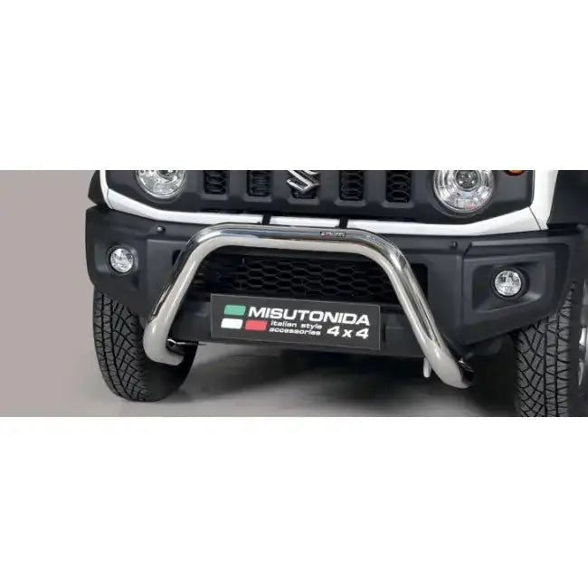 Frontbøyle Suzuki Jimny 2018 SB i forkrommet metall montert foran på svart og hvit bil, sett rett forfra.