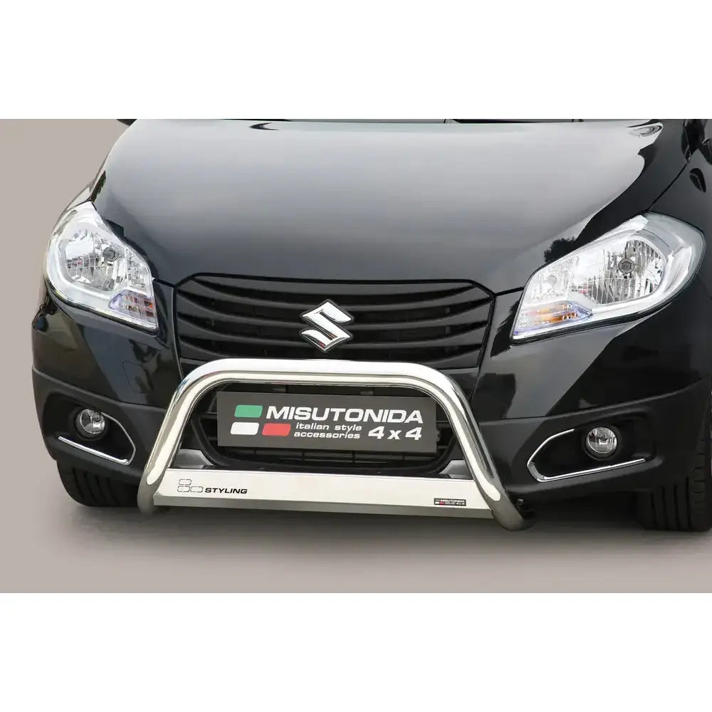 Frontbøyle Suzuki SX4 S-Cross 13-16 montert foran på svart bil med grill og Suzuki-emblem.