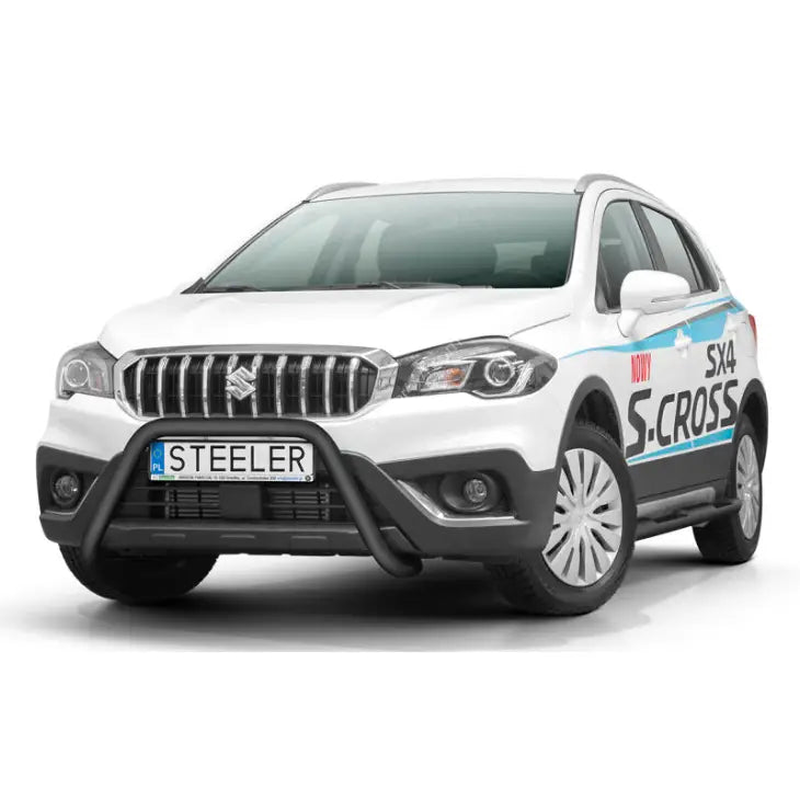 Kufanger på hvit Suzuki SX4 S-Cross 16-21, sett skrått forfra med dekaler og hvit bakgrunn.