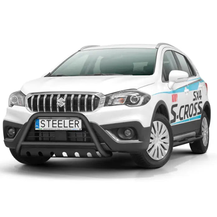 Kufanger Suzuki SX4 S-Cross med sort metallbøyle montert foran på hvit SUV med svarte detaljer.