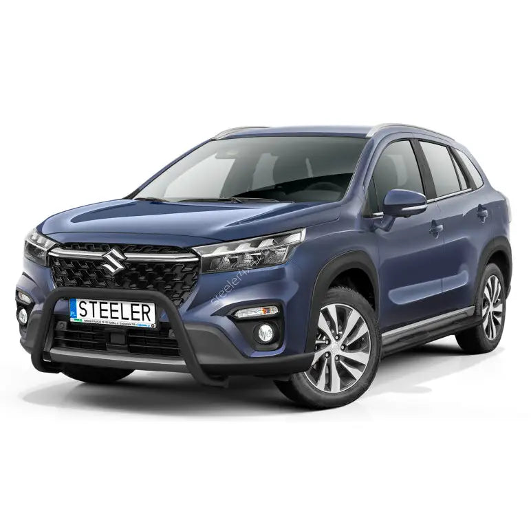 Kufanger på blå Suzuki SX4 S-Cross 21- med svarte felger og sølvdetaljer, sett skrått forfra.