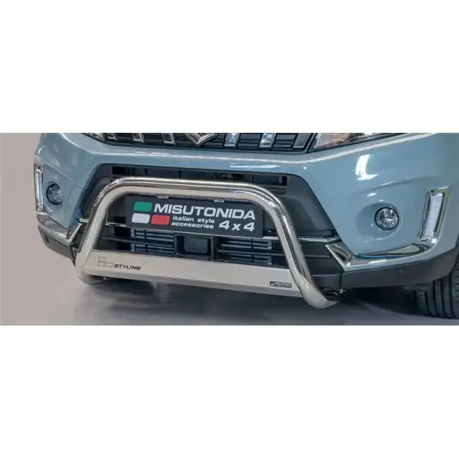 Frontbøyle Suzuki Vitara 2019 i sølvfarget rustfritt stål montert foran på SUV med mørk grill.