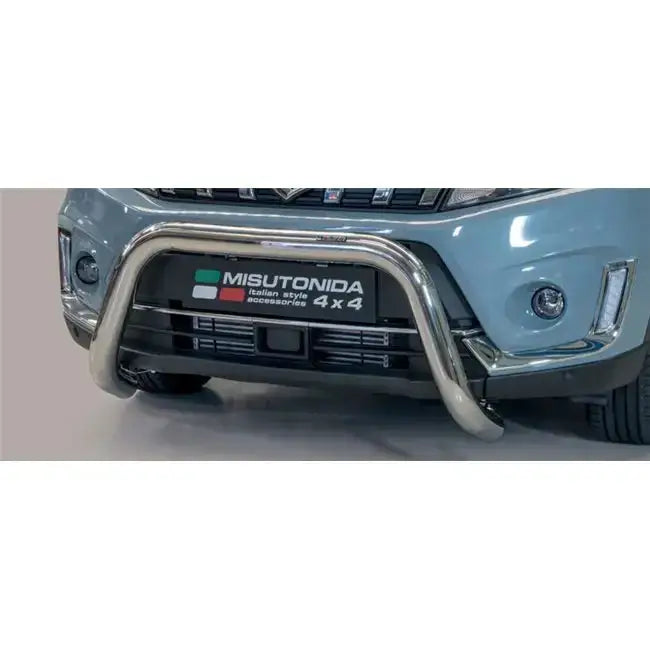 Frontbøyle Suzuki Vitara 2019 SB i krommet metall montert foran på bilen, med synlig grill og frontlys.