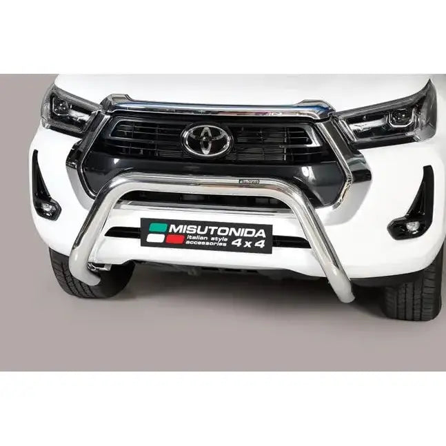 Frontbøyle Toyota Hi Lux Double Cab 21 i polert metall montert foran på hvit SUV med grill og lykter.
