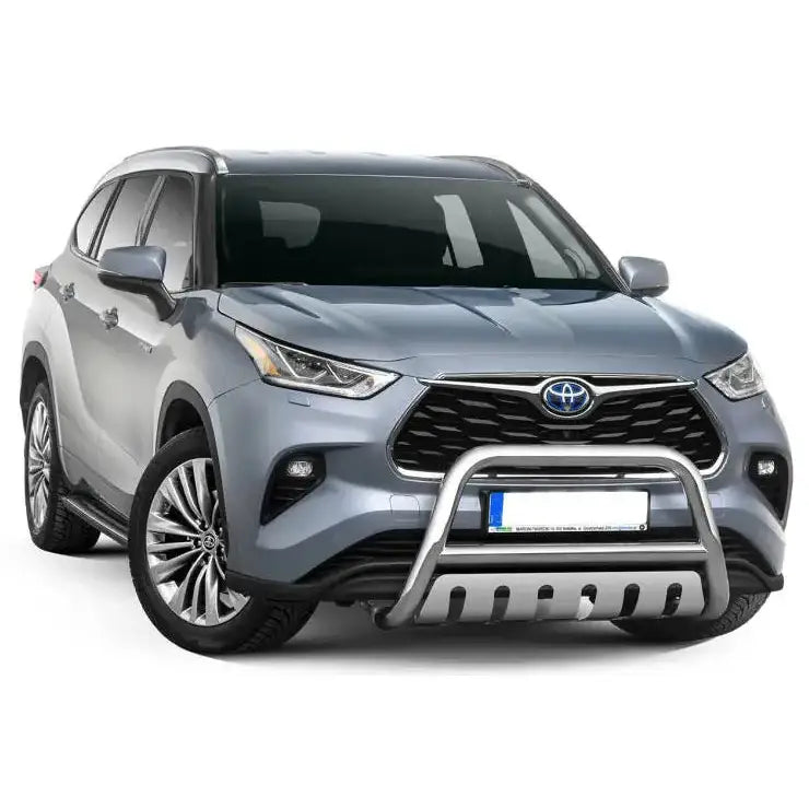 Frontbøyle Toyota Highlander 21- EC godkjent montert foran på sølvfarget SUV mot hvit bakgrunn.