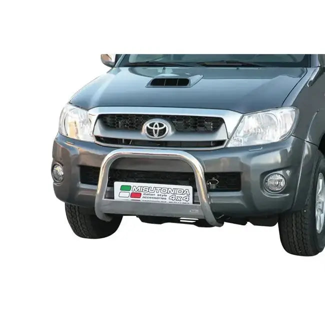 Frontbøyle Toyota Hilux 05-11 EC Godkjent Medium Bar montert foran på mørk grå SUV.