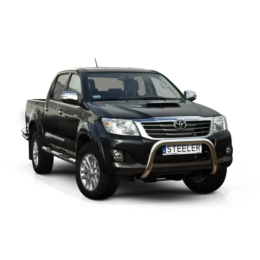 Frontbøyle Toyota Hilux 05-15 EC-godkjent montert på sort pickup med kromdetaljer, sett forfra.