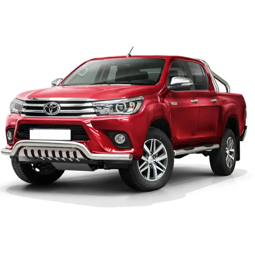 Frontbøyle på rød Toyota Hilux 15-18 med kromdetaljer, fire dører og store felger på hvit bakgrunn.