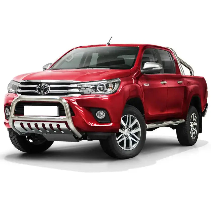 Frontbøyle Toyota Hilux 15-18 EC godkjent montert på rød pickup med kromdetaljer, sett forfra.