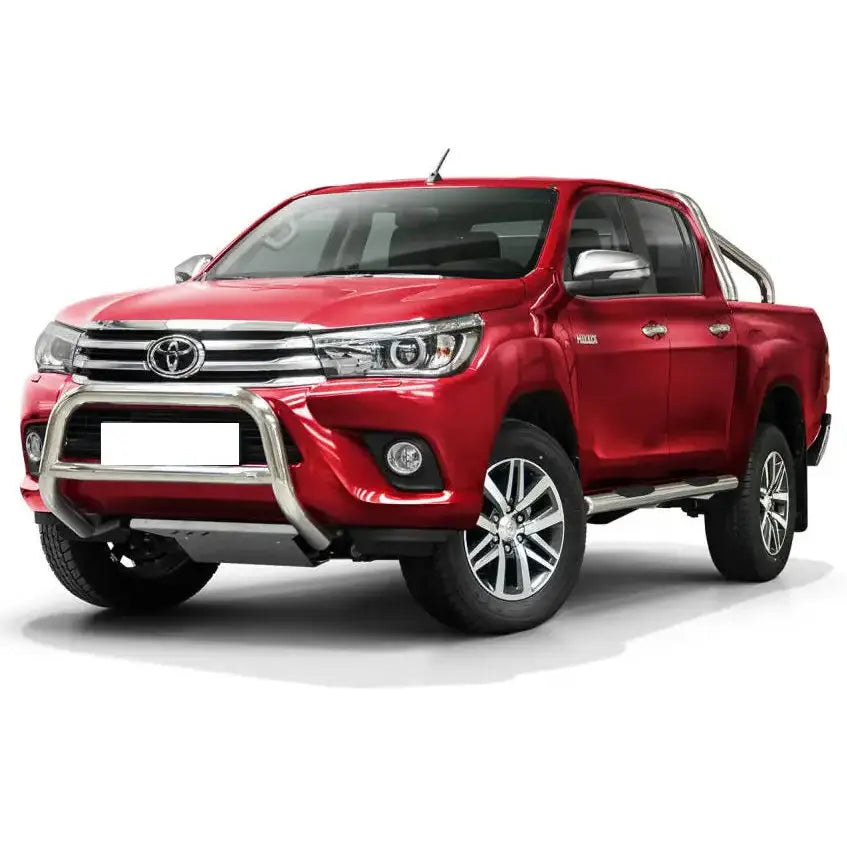 Frontbøyle Toyota Hilux 15-18 EC godkjent med tverrør på rød pickup sett skrått forfra.