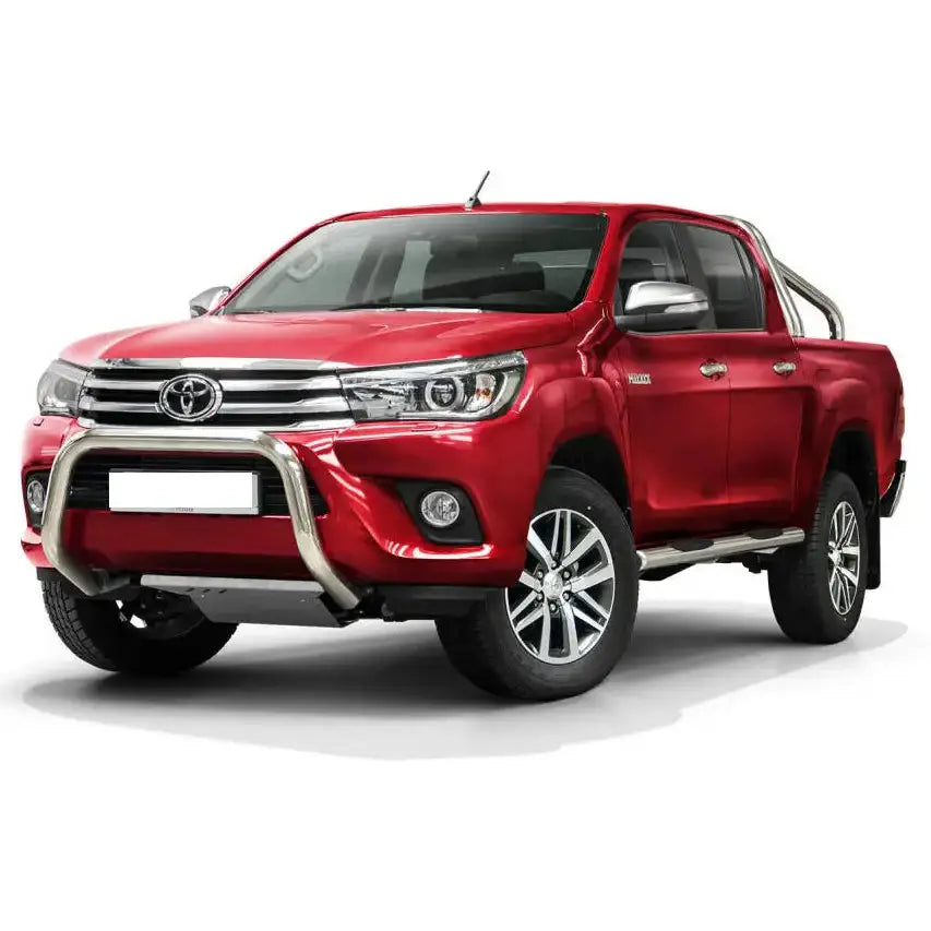 Frontbøyle på rød Toyota Hilux 15-18 med doble dører, aluminiumsfelger og sølvfargede stigtrinn.