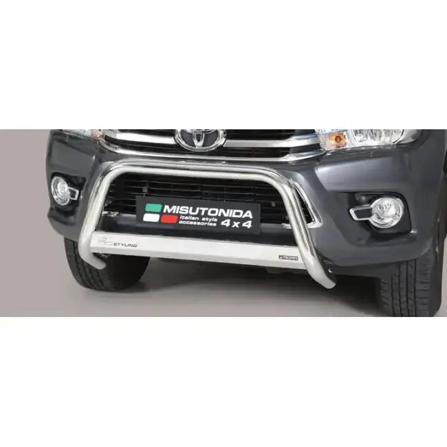 Frontbøyle Toyota Hilux 16-19 EC godkjent medium bar montert på mørk SUV sett forfra.