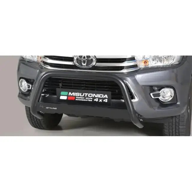 Kufanger Toyota Hilux 16-19 i svart metall, montert foran grill med synlig logo og modellmerking.