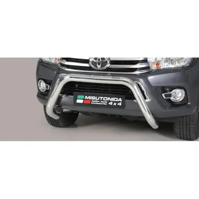 Frontbøyle Toyota Hilux 16-19 EC-godkjent Super Bar Inox montert på fronten av mørkt kjøretøy.