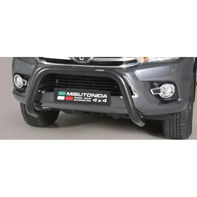 Kufanger Toyota Hilux 16-19 Super Bar Inox i sort metall montert foran med synlig logo og tåkelys.
