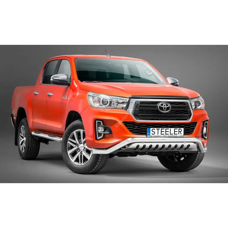 Frontbøyle Toyota Hilux 18-21 EC godkjent lav med plate på oransje pickup sett skrått forfra.