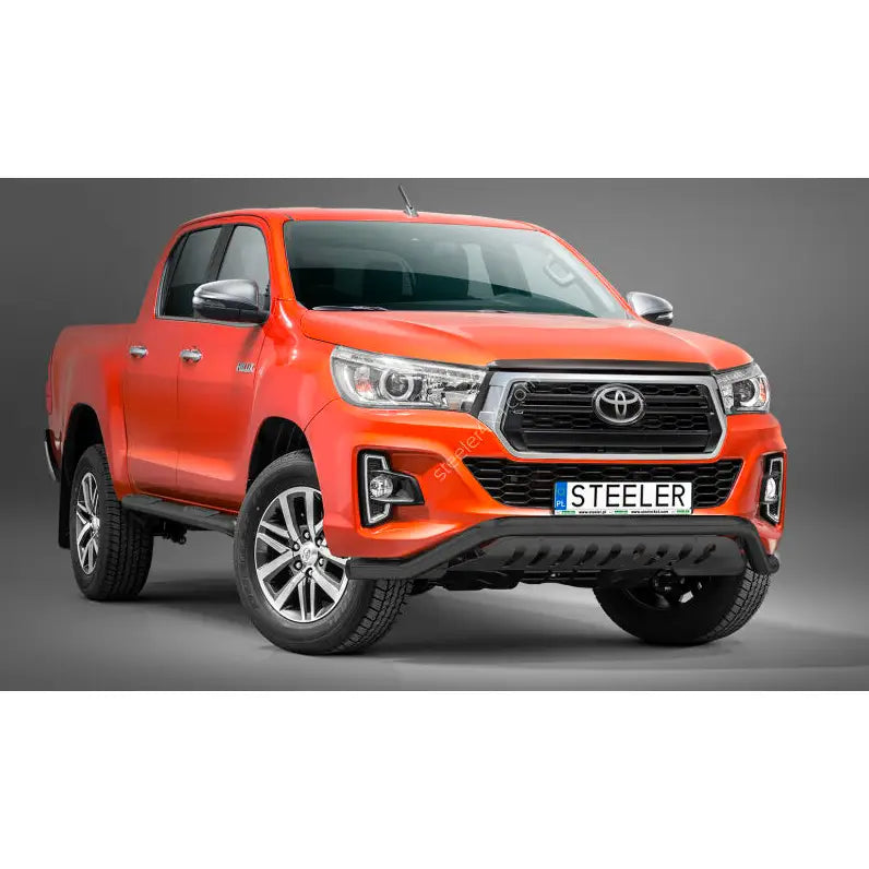 Kufanger på rød Toyota Hilux 18-21 med sorte og krom detaljer, sett skrått forfra mot grå bakgrunn.