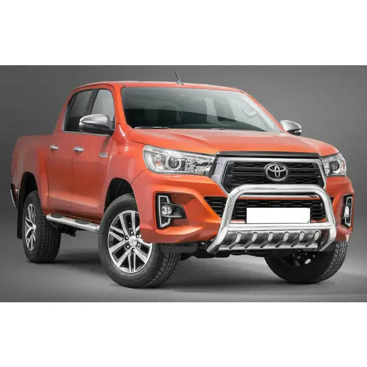 Frontbøyle Toyota Hilux 18-21 med kromdetaljer, synlig på oransje pickup med mørke felger og LED-lykter.
