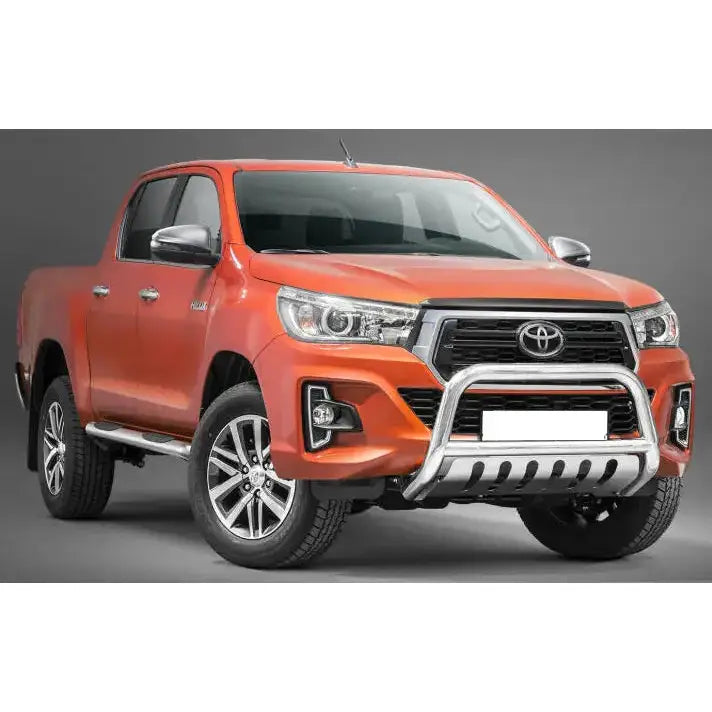 Frontbøyle Toyota Hilux 18-21 EC godkjent montert på oransje pickup med kromfarget kufanger.