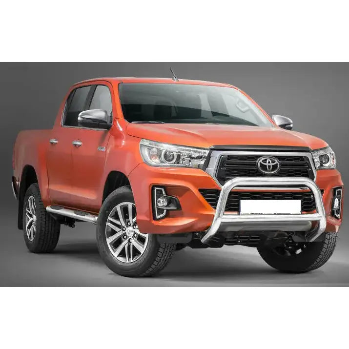 Frontbøyle Toyota Hilux 18-21 EC godkjent montert på oransje pickup med kromdetaljer og bullbar.