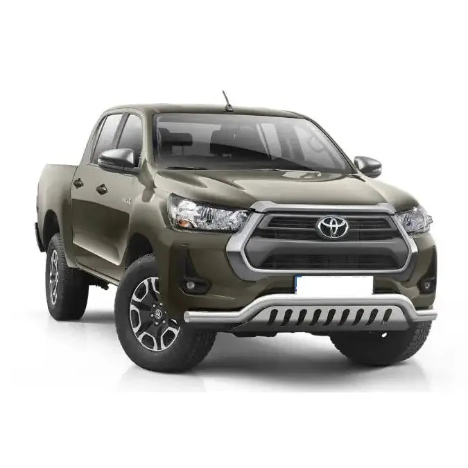 Frontbøyle Toyota Hilux 21- EC godkjent lav med plate på mørkegrønn pickup sett forfra.