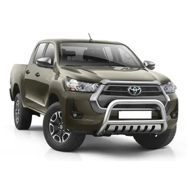 Frontbøyle Toyota Hilux 21- EC godkjent montert på mørk grønn pickup med sølv kufanger.