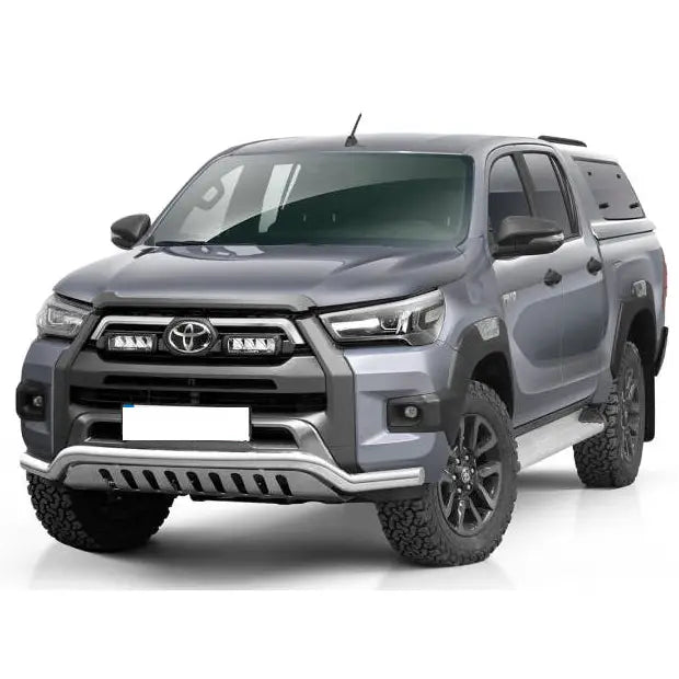 Frontbøyle Toyota Hilux Invincible 21- montert på grå pickup med doble dører og store terrengdekk.