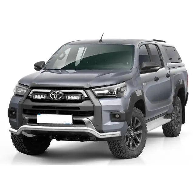 Frontbøyle Toyota Hilux Invincible 21- med svart grill, LED-lys og heldekkende hardtop sett forfra.