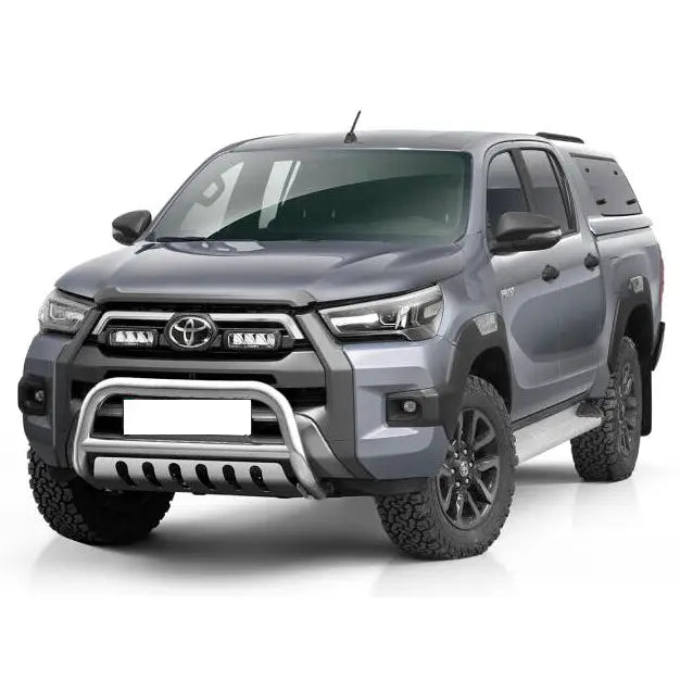 Frontbøyle Toyota Hilux Invincible 21 montert på grå pickup med sorte felger og ekstra lys i grillen.