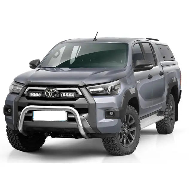 Frontbøyle Toyota Hilux Invincible 21 montert på grå pickup med svarte detaljer sett fra skrå forside.