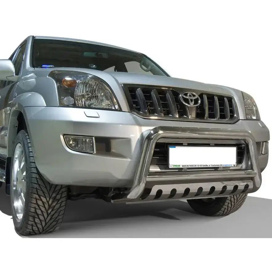 Frontbøyle Toyota Land Cruiser J120 02-09 montert på sølvfarget SUV med panserbeskytter og synlig grill.