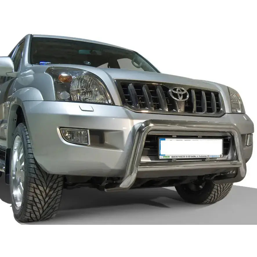 Frontbøyle Toyota Land Cruiser J120 02-09 i blankt metall foran grillen, nærbilde av fronten.