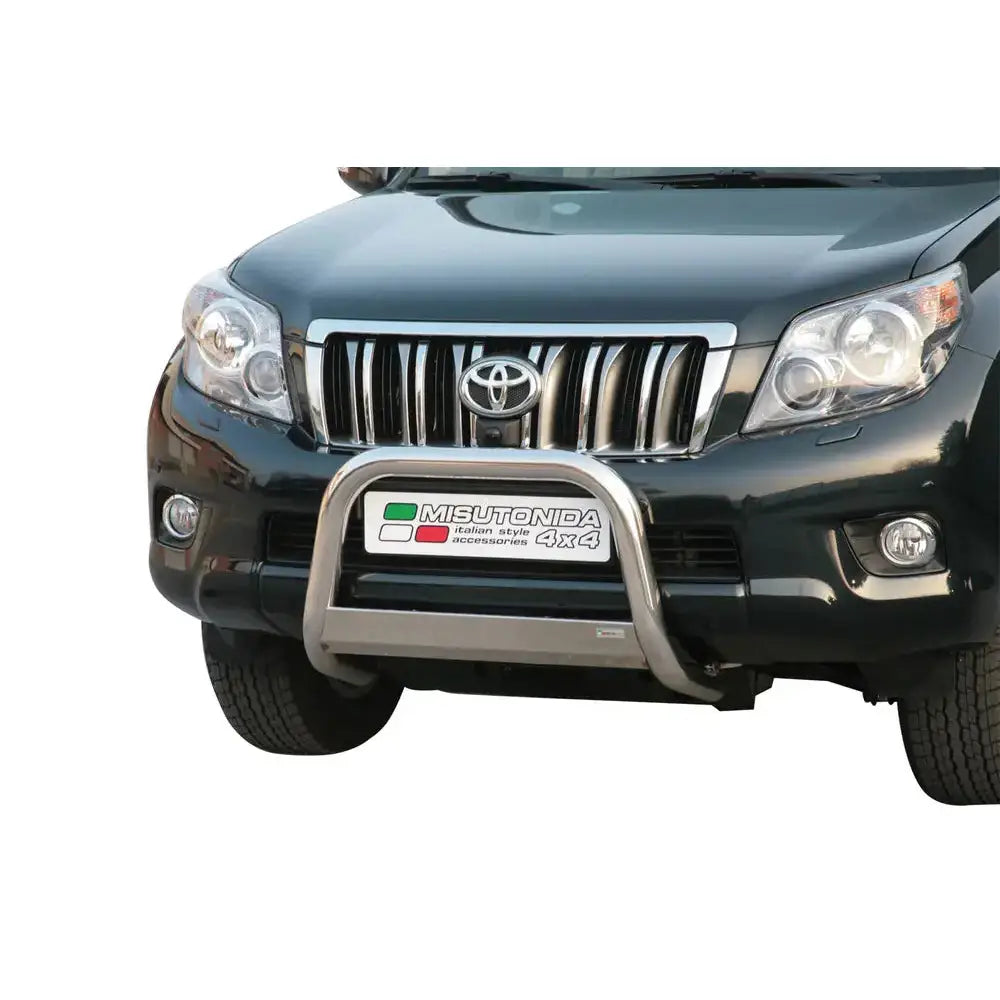 Frontbøyle Toyota Land Cruiser J150 med sølvfarget kufanger montert på svart SUV, sett rett forfra.