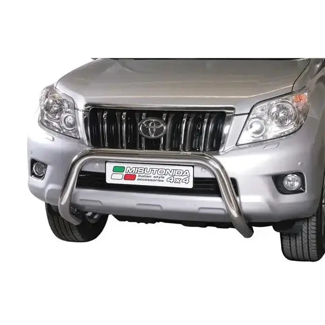 Frontbøyle Toyota Land Cruiser J150 09-13 montert foran på sølvfarget SUV, sett rett forfra.