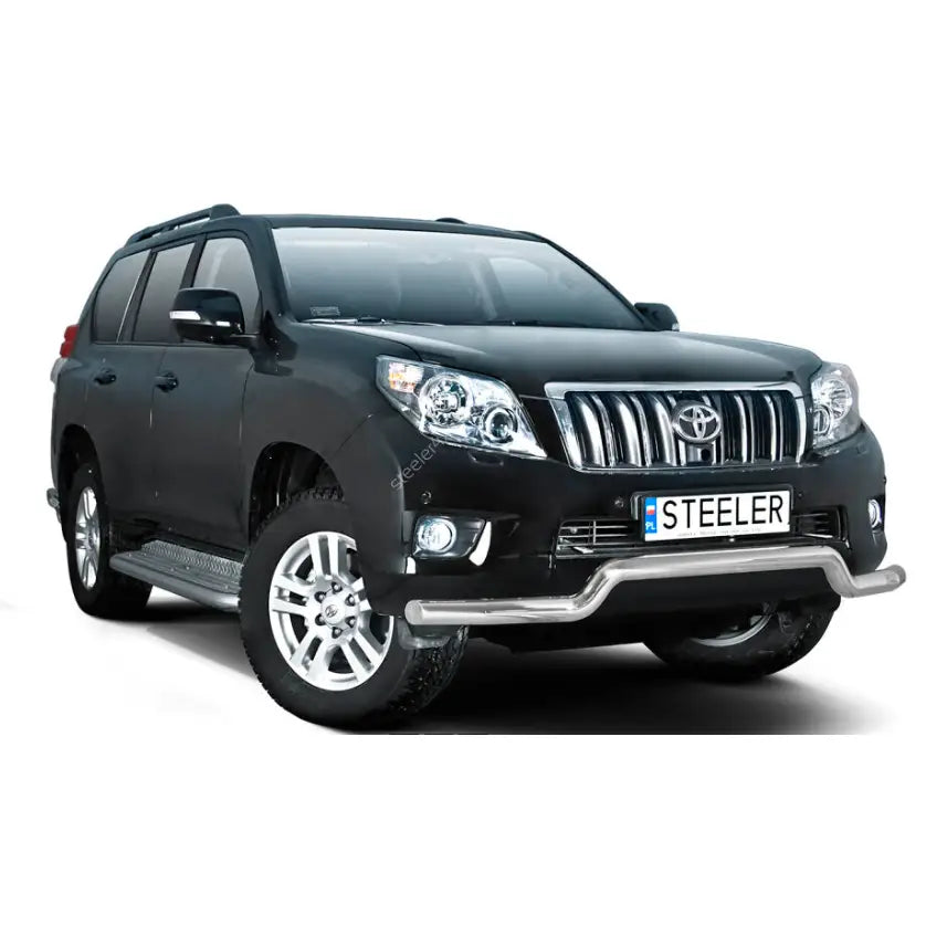 Frontbøyle Toyota Land Cruiser J150 med sølvfarget kufanger og kromdetaljer sett forfra.