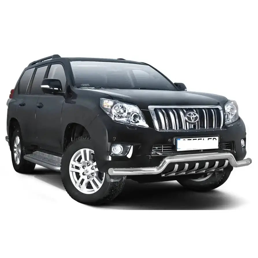 Frontbøyle Toyota Land Cruiser J150 10-13 med kromdetaljer sett forfra på hvit bakgrunn.