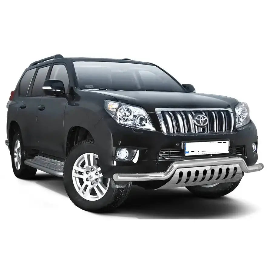 Frontbøyle Toyota Land Cruiser J150 med sølvfarget kufanger, stigtrinn og kromdetaljer, sett forfra.