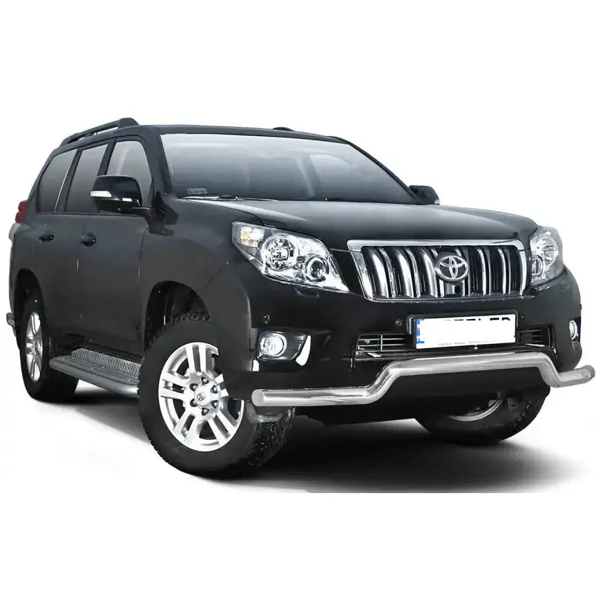 Frontbøyle Toyota Land Cruiser J150 10-13 med sølvdetaljer foran på svart SUV med aluminiumsfelger.