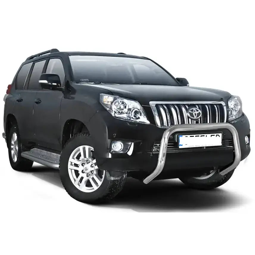 Frontbøyle Toyota Land Cruiser J150 med grillbeskytter i blankt metall, sett forfra med sølvfelger.