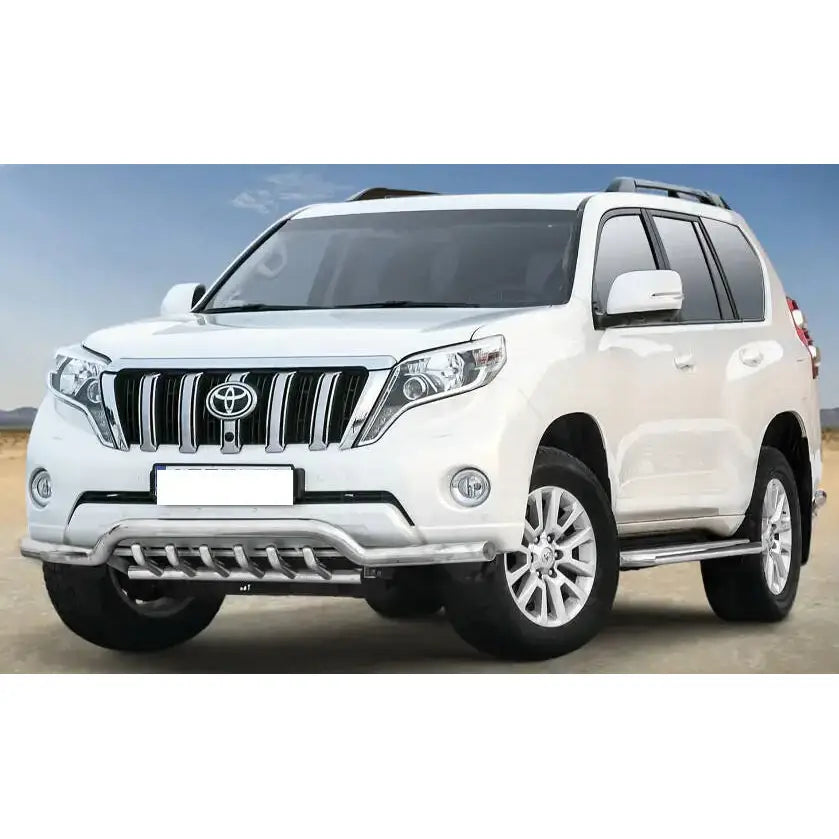 Frontbøyle Toyota Land Cruiser J150 13-17 montert på hvit SUV med sølv stigtrinn og støtfangerbeskytter.