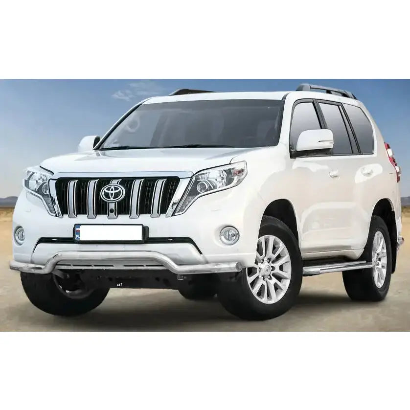 Frontbøyle Toyota Land Cruiser J150 13-17 EC godkjent på hvit SUV med kromdetaljer utendørs.