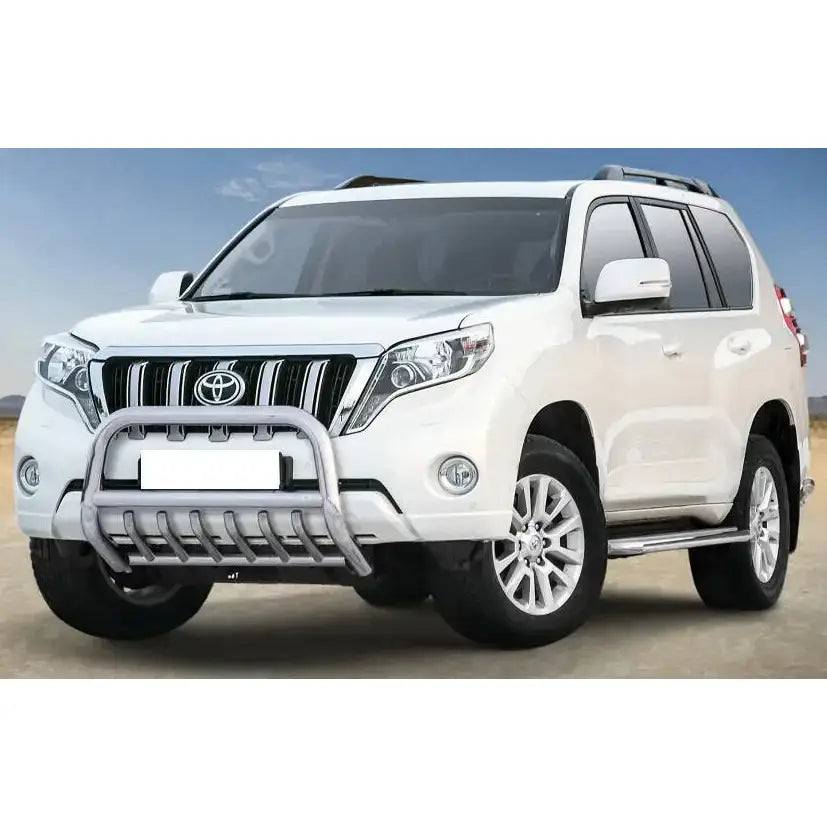 Frontbøyle Toyota Land Cruiser J150 med sølvfarget kufanger, takrails og sidetrinn utendørs på grus.