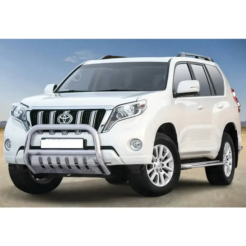Frontbøyle Toyota Land Cruiser J150 med beskyttelsesplate sett skrått forfra utendørs på grus.