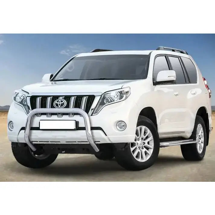 Frontbøyle Toyota Land Cruiser J150 13-17 montert på hvit SUV med sølvfelger og mørke ruter utendørs.